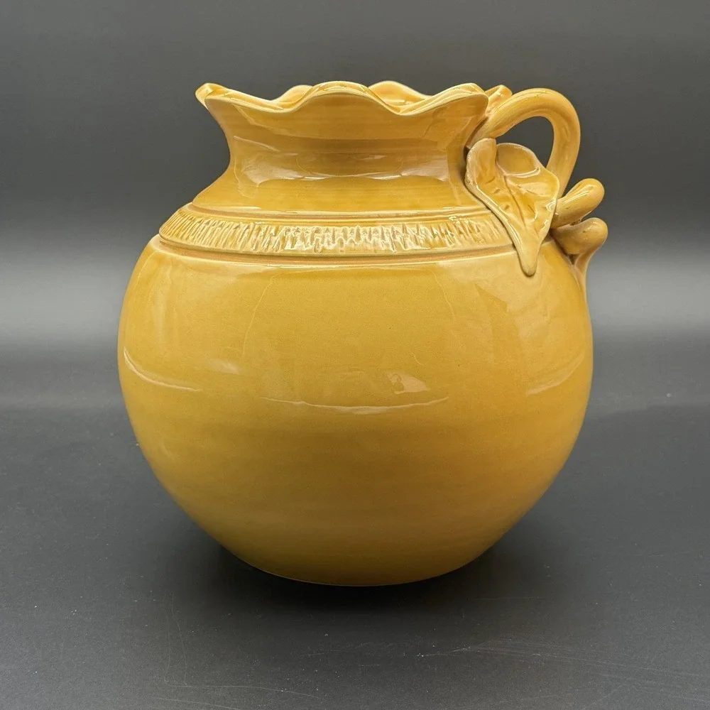 VIETRI Tuscan Italy Scalloped Leaf Handle Round 10
